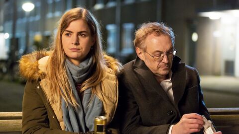 Szene aus "Arthur & Claire" Szene aus "Arthur & Claire": Die Hauptdarstellerin und der Hauptdarsteller sitzen abends draußen zusammen