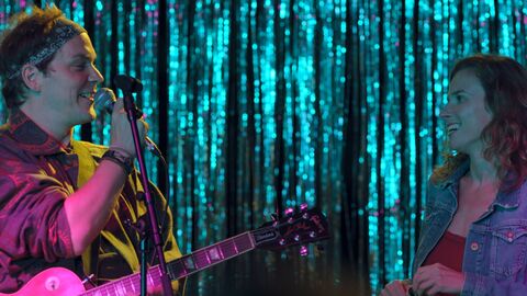 Szene aus "Bruder Schwester Herz" Szene aus "Bruder Schwester Herz": Ein Mann und eine Frau stehen auf der Bühne