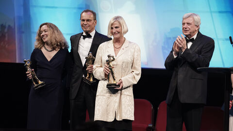 Der Ehrenpreis des Hessischen Ministerpräsidenten ging 2019 zum ersten Mal in seiner Geschichte an eine Institution: das Deutsche Filminstitut & Filmmuseum (DFF). Ministerpräsidenten Volker Bouffier mit Claudia Dillmann, Ellen Harrington und Dr. Nikolaus Hensel vom DFF