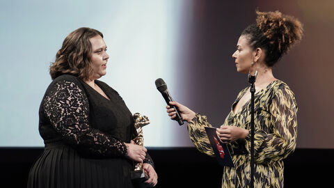 Frauke Lodders (links) erhielt den Hessischen Drehbuchpreis für „Am Ende des Sommers“, eine Geschichte über ein Geschwisterpaar, das in einer sehr strenggläubigen Familie aufwächst. Frauke Lodders wird auf der Bühne bei der Verleihung des Hessischen Film- und Kinopreises 2019 interviewt