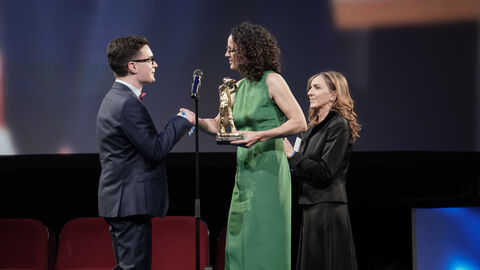 Joschua Keßler, Absolvent der Hochschule Darmstadt, gewann 2019 mit seinem Abschlussfilm „Pech und Schwefel“ in der Kategorie "Hochschulfilm". Ministerin Angela Dorn übergibt Joschua Keßler die Trophäe