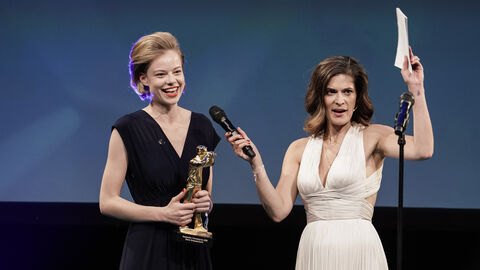 Die Schauspielerin Emma Bading mit Laudatorin Katty Salié Die Schauspielerin Emma Bading mit Laudatorin Katty Salié
