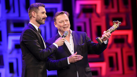 David Ungureit, Preisträger in der Kategorie "Bestes Drehbuch", mit Moderator Jochen Schropp David Ungureit, Preisträger in der Kategorie "Bestes Drehbuch", mit Moderator Jochen Schropp