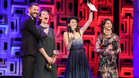 Teresa Hoerl (l), Preisträgerin der Kategorie "Bester Kurzfilm", spaßt mit Moderator Schropp auf der Bühne Teresa Hoerl, Preisträgerin der Kategorie "Bester Kurzfilm", spaßt mit Moderator Schropp auf der Bühne