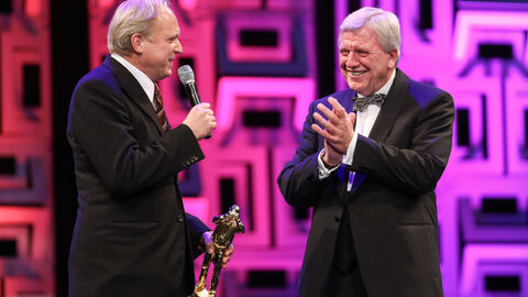 Schauspieler Ulrich Tukur (l) bekommt die Auszeichnung von Ministerpräsident Bouffier überreicht Schauspieler Ulrich Tukur bekommt die Auszeichnung von Ministerpräsident Bouffier überreicht