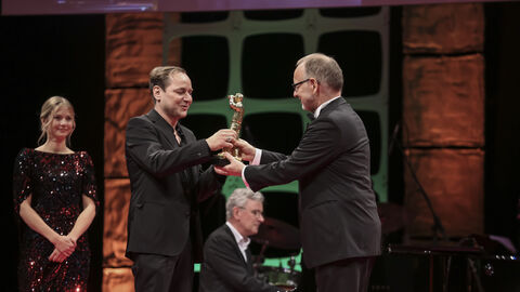 Thomas Schmauser nimmt die Auszeichnung aus den Händen von HR-Intendant Manfred Krupp entgegen Thomas Schmauser nimmt die Auszeichnung aus den Händen von HR-Intendant Manfred Krupp entgegen