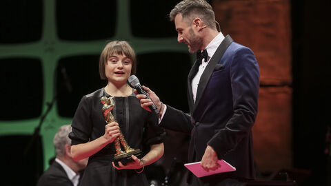 Schauspielerin Lena Urzendowsky im Gespräch mit Moderator Jochen Schropp Schauspielerin Lena Urzendowsky im Gespräch mit Moderator Jochen Schropp