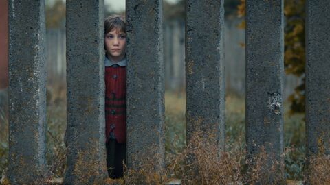 Szene aus "See der Freude" Szene aus "See der Freude": Ein Junge schaut zwischen Betonstelen hindurch