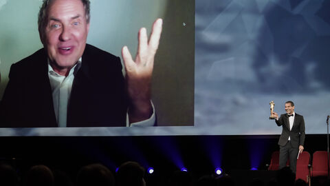 Uwe Ochsenknecht konnte 2019 den Hessischen Fernsehpreis – Bester Schauspieler für seine Rolle in „Labaule & Erben“ nicht persönlich entgegennehmen, grüßte aber von der Leinwand. Uwe Ochsenknecht grüßt per Videobotschaft von der Leinwand bei der Verleihung des Hessischen Film- und Kinopreises 2019