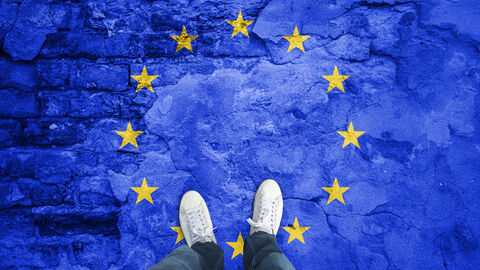 Hessen setzt sich für Stärkung des Europäischen Forschungsraums ein Zwei Füße in Turnschuhen stehen auf einem blaugefärbten Boden mit EU-Logo