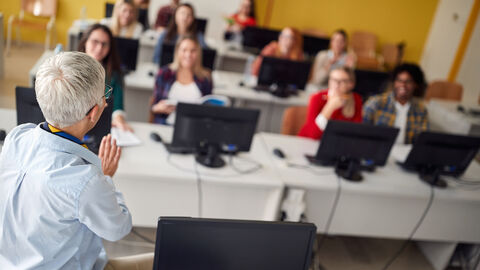 Hochschulen sind ein Ort der Kommunikation und Begegnung Professorin arbeitet mit einer kleinen Gruppe von Studierenden