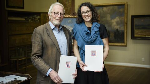 Im Sommer 2019 hat Ministerin Dorn das Otto-Ubbelohe-Haus als "Museum des Monats" ausgezeichnet Ministerin Dorn und Ludwig Rinn von der Otto-Ubbelohde-Stiftung halten die Auszeichnung "Museum des Monats" in die Kamera