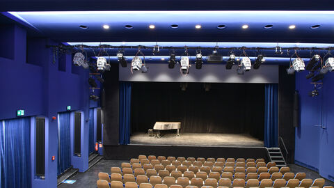 Die ABG Frankfurt Holding wurde 2020 für die Restaurierung des Cantate-Saals ausgezeichnet, der an das ehemalige Buchhändlerhaus erinnert. Der Cantate-Saal: Ein blau gehaltener großer Saal mit Stuhlreihen