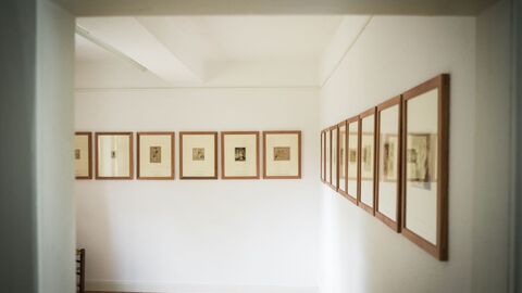 Blick in einen Flur mit Bildern an der Wand