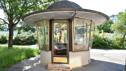 Der Verein „Zusammen in der Postsiedlung“ hat den Kiosk Moltkestraße saniert und zu einem Treffpunkt des Quartiers umgewandelt. Kiosk Moltkestraße: Ein runder Pavillon mit Glasfronten und ufoähnlichem Dach
