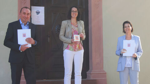 Ministerin Angela Dorn steht mit einer Vetreterin und einem Vertreter der Anna-Schmidt-Schule und dem Schulverein vor dem Herrenhaus