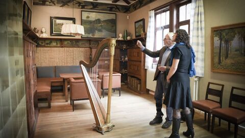 Zum Gesamtkunstwerk Otto-Ubbelohde-Haus gehört auch die Wohnung im Obergeschoss, die saniert und zu einer Autorenresidenz umgebaut wurde Ministerin Dorn und Ludwig Rinn betrachten eine antike Harfe