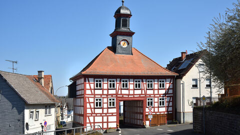 Den dritten Preis teilten sich 2020 zwei Bewerber: Die Stadt Lich bekommt die Auszeichnung für die Wiederbelebung der Oberbessinger Pforte, eines historischen Torhauses. Die Oberbessinger Pforte, ein Fachwerkhaus mit Uhrturm und Durchgangsmöglichkeit