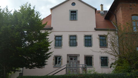 . Der Verein für Denkmalpflege Mönchshaus wird für die Instandsetzung des Mönchshauses in Espenau-Mönchehof (Landkreis Kassel) mit dem Ehrenamtspreis des Hessischen Denkmalschutzpreises geehrt. Das Mönchshaus in Espenau-Mönchehof: Ein beige gehaltenes Haus mit Spitzdach