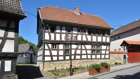 Der zweite Preis wurde 2020 zweimal vergeben: Gudrun und Andreas Friesenhahn aus Delkenheim haben einem der ältesten Fachwerkhäuser Wiesbadens neues Leben eingehaucht. Fachwerkhaus in Wiesbaden