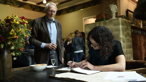Ministerin Dorn trägt sich ins Gästebuch ein