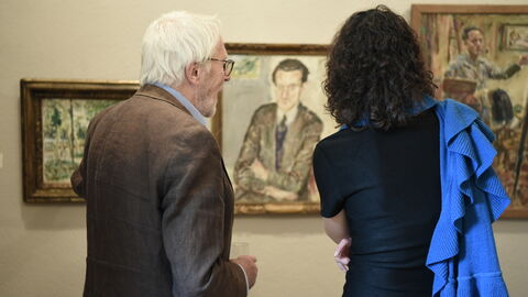 "Der Otto-Ubbelohde-Stiftung ist es gelungen, das Erbe des hessischen Landschaftsmalers nicht nur zu bewahren, sondern es auch den Besucherinnen und Besuchern näher zu bringen", so Ministerin Dorn. Ministerin Dorn schaut sich Bilder an
