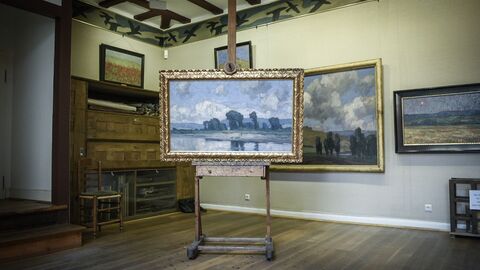 Ein Gemälde, das auf einer freistehenden Staffelei steht