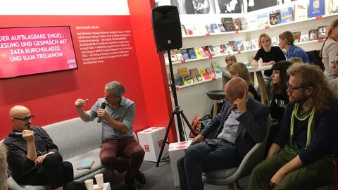 Der Gemeinschaftsstand "Literatur in Hessen" bietet literarischen Kulturinstitutionen sowie kleineren hessischen Verlagen einen Auftritt auf der Frankfurter Buchmesse Teilnehmerinnen und Teilnehmer einer Podiumsdiskussion beim Gemeinschaftsstand "Literatur in Hessen"