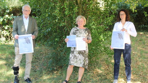 Seit 2019 gibt es auf Initiative des Vereins „Zwei Raben: Literatur in Oberhessen“ im Otto-Ubbelohde-Haus eine idyllische Arbeitsstätte in Lahntal-Großfelden. Ministerin Dorn steht mit Ludwig Rinn und Dr. Erika Schellenberger-Diederich vom Verein "Zwei Raben" im Garten