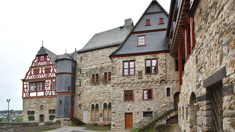 Der erste Preis unter den öffentlichen Preisträgern des Hessischen Denkmalschutzpreises 2021 ging an die Stadt Limburg für die behutsame Sanierung des Limburger Schlosses. Das Limburger Schloss von außen, eine mittelalterlich anmutende Festung