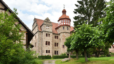 Der erste Preis für Privatpersonen wurde 2021 zweimal verliehen: Prof. Dr. Friedrich Kruse, Dr. Heinrich Kruse und Michaela Kruse werden für ihre Arbeit am Herrenhaus Schloss Nesselröden in Herleshausen-Nesselröden (Werra-Meißner-Kreis) geehrt. Das Herrenhaus Schloss Nesselröden in Herleshausen-Nesselröden