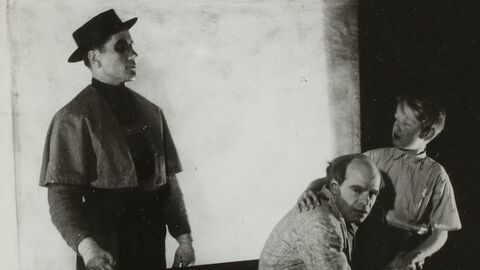 Szene aus "Galgenfrist oder Der Tod im Apfelbaum", gespielt 1946 und 1947: Ein Richter blickt auf ein Paar, das sich aneinander klammert