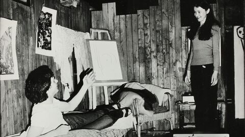 Szene aus "Die neuen Leiden des jungen W.", gespielt 1975 und 1976 Szene aus "Die neuen Leiden des jungen W.", gespielt 1975 und 1976: Zwei Personen unterhalten sich in einem Atelier