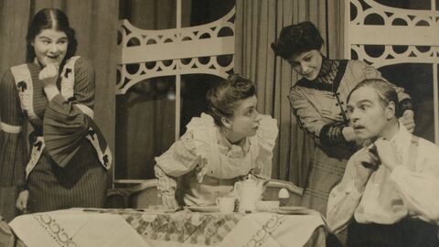 Eine Szene aus dem Stück "Der Maulkorb", gespielt 1950 und 1951 Eine Szene aus dem Stück "Der Maulkorb", gespielt 1950 und 1951: Ein Mann bindet sich eine Krawatte, zwei Frauen reden auf ihn ein