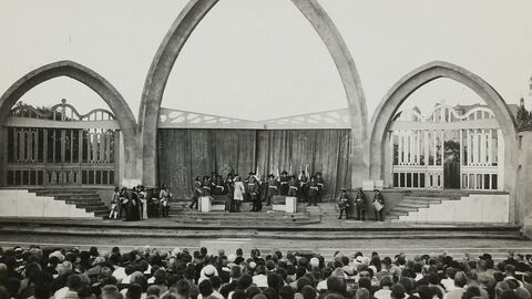 Schwarzweiß-Foto einer Aufführung auf der Schlossparkbühne Marburg