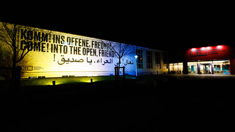 Das Hessische Landestheater Marburg in den Farben der Ukraine Das Hessische Landestheater Marburg, blaugelb angestrahlt