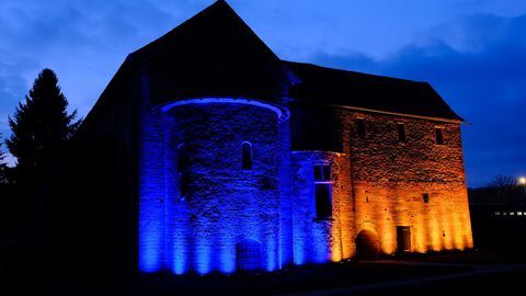 Die Einhardsbasilika Michelstadt-Steinbach in den Farben der Ukraine Die Einhardsbasilika Michelstadt-Steinbach, blaugelb angestrahlt