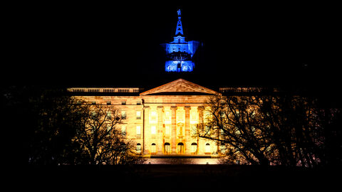 Schloss Wilhelmshöhe und der Herkules in den Farben der Ukraine Schloss Wilhelmshöhe und der Herkules, blaugelb angestrahlt
