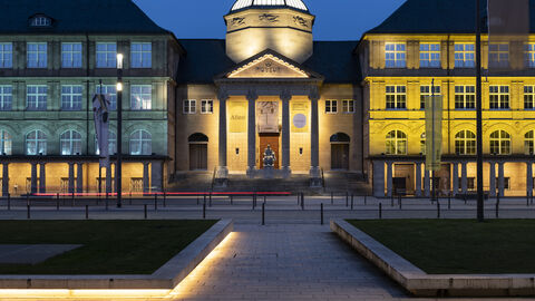 Das Museum Wiesbaden in den Farben der Ukraine Das Museum Wiesbaden, blaugelb angestrahlt