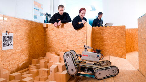 er LOEWE- Schwerpunkt NICER erforschte, wie infrastrukturlose Informations- und Kommunikationstechnologie im Krisenfall Menschen vernetzen kann Projektmitarbeiter*innen von NICER beobachten einen Roboter, der sich durch eine künstliche Kriegslandschaft bewegt