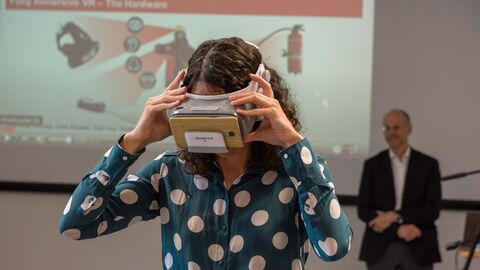 Ministerin Dorn mit einer VR-Brille