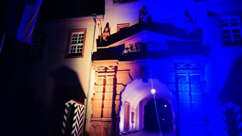 Schloss Bad Homburg in den Farben der Ukraine Schloss Bad Homburg, blaugelb angestrahlt