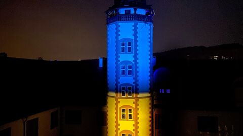 Der Pfeiferturm des Schlosses Weilburg in den Farben der Ukraine Der Pfeiferturm des Schlosses Weilburg, blaugelb angestrahlt