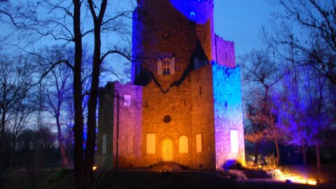 Die Burgruine im Staatspark Hanau-Wilhelmsbad in den Farben der Ukraine Die Burgruine im Staatspark Hanau-Wilhelmsbad, blaugelb angestrahlt
