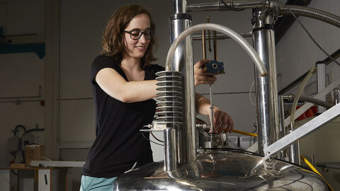 Eine Forscherin führt Messungen an einer Anlage durch