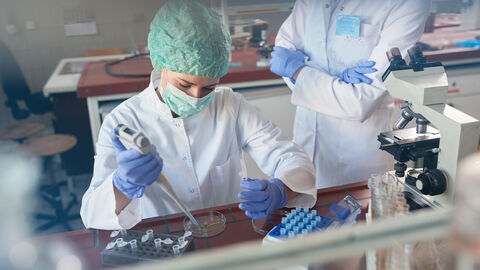 Eine Labormitarbeiterin bei der Analyse von Proben