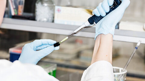 Eine Person arbeitet im Labor