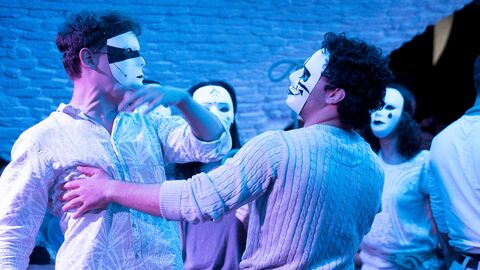 Zwei Schauspieler mit weißen Masken