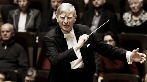 Der schwedische Dirigent Herbert Blomstedt beim Dirigieren