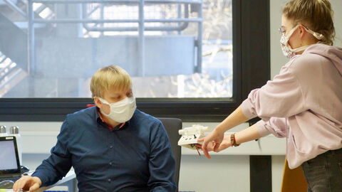 Caroline Sommer und Bastian Leutenecker-Twelsiek besprechen das Design der Steuerung für CPAP-Geräte Caroline Sommer und Bastian Leutenecker-Twelsiek besprechen das Design der Steuerung für CPAP-Geräte